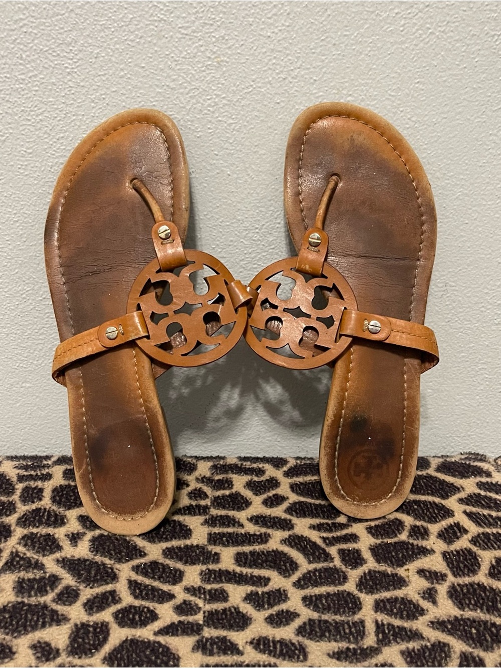 Tory Burch Large Logo Thong Sandals Brown Leather Womens 9